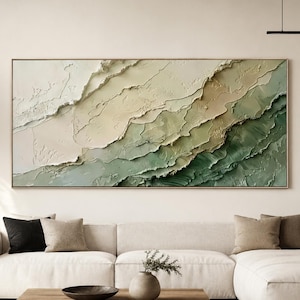 Puede incluir: Una gran pieza de arte mural rectangular con pintura al óleo en relieve, con un degradado de tonos crema, beige, verde salvia y verde bosque profundo. La superficie texturizada crea crestas diagonales onduladas en el lienzo.