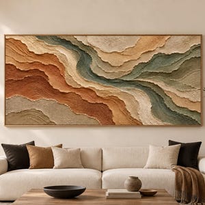 Könnte beinhalten: Ein großes rechteckiges Wandkunstwerk mit einem texturierten, geschichteten Landschaftsdesign in Terrakotta-, Salbeigrün-, Beige- und Cremetönen. Das Kunstwerk zeigt wellenförmige horizontale Bänder mit einem dicken, pastosen Farbauftrag.