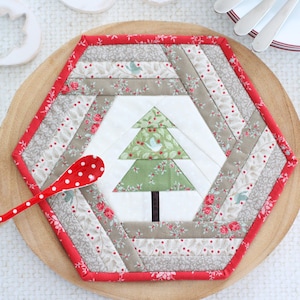 Hexie Holiday Placemat PDF Sewing Pattern, 2 Sizes Included, Christmas Placemat, Mug Rug, Trivet, FPP Tree Block, Holiday Table Decor