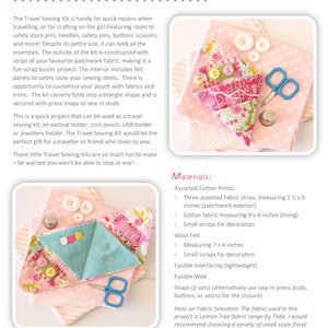 K&ouml;nnte beinhalten: Ein rosa-wei&szlig;es Reise-N&auml;hset in Dreiecksform. Das Set ist aus Patchwork-Stoff gefertigt und enth&auml;lt Filzf&auml;cher zum Verstauen von N&auml;hzubeh&ouml;r. Das Set wird mit Druckkn&ouml;pfen oder eingen&auml;hten Kn&ouml;pfen befestigt. Das Set ist 23 cm x 10 cm gro&szlig;. Zu den Materialien geh&ouml;ren verschiedene Baumwollstoffe, Wollfilz, ein fusselndes Zwischenfutter, ein fusselndes Vlies und Druckkn&ouml;pfe.