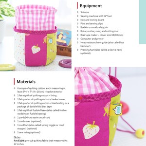 Pode incluir: Uma cesta de tecido feita &agrave; m&atilde;o com forro xadrez rosa e pain&eacute;is externos em rosa, amarelo e branco, com desenhos de morangos. A cesta &eacute; projetada para materiais e suprimentos de costura.