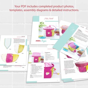 Pode incluir: Um conjunto de p&aacute;ginas impressas com instru&ccedil;&otilde;es e diagramas para um projeto de costura. As p&aacute;ginas apresentam uma cesta acabada com tecido rosa, amarelo e branco. O texto nas p&aacute;ginas diz "Your PDF includes completed product photos, templates, assembly diagrams & detailed instructions."