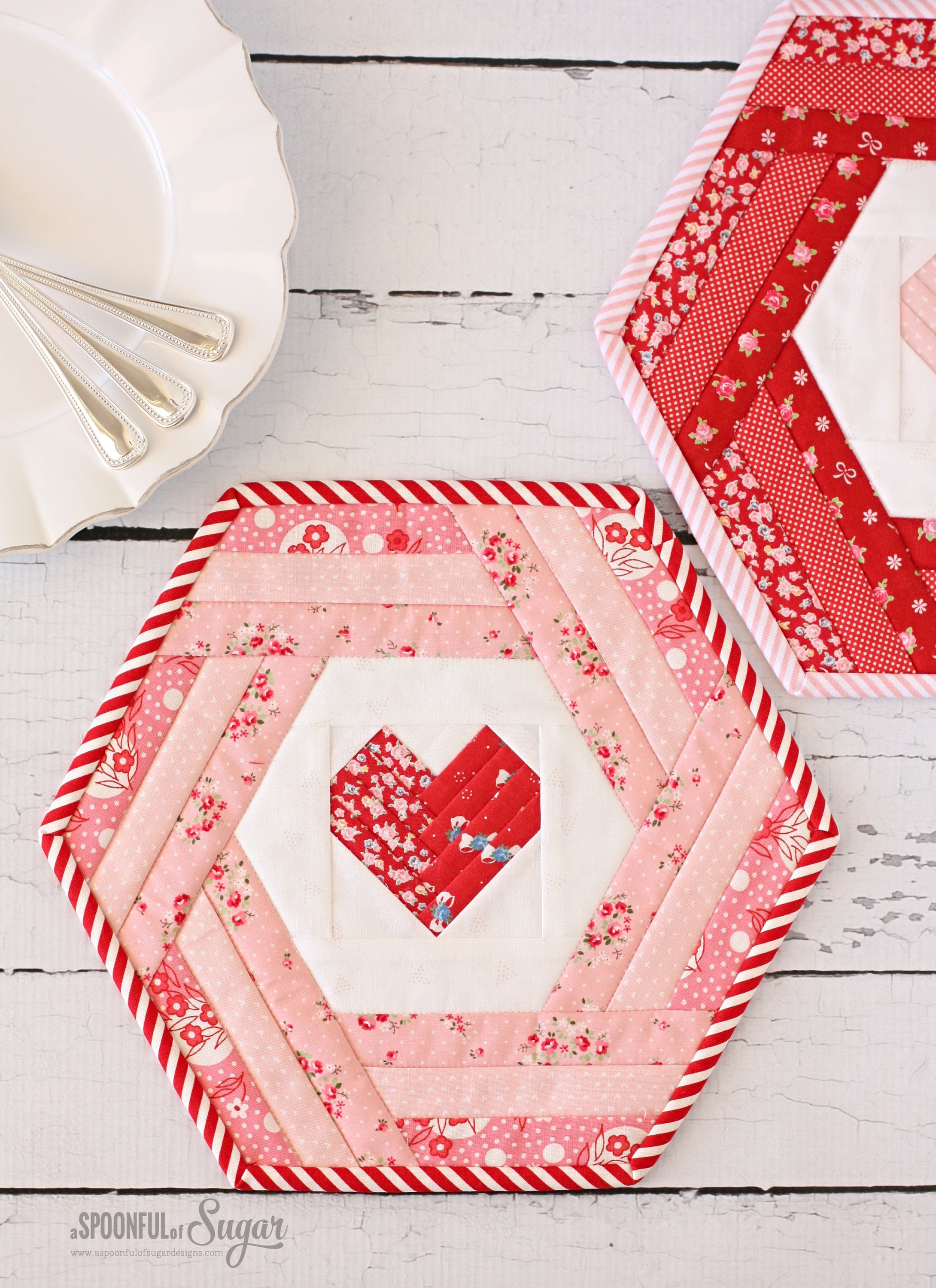 Hexie Heart Placemat PDF Sewing Pattern; paper pieced heart placemat; heart hot pad; heart trivet, digital download.