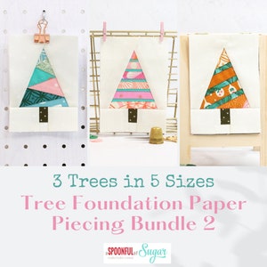 Peut inclure: Trois motifs d'arbres de Noël en tissu de différentes couleurs et motifs, affichés sur des fonds blancs. Les arbres sont réalisés à l'aide de techniques de couture sur papier. Le texte "3 Trees in 5 Sizes" et "Tree Foundation Paper Piecing Bundle 2" est visible.