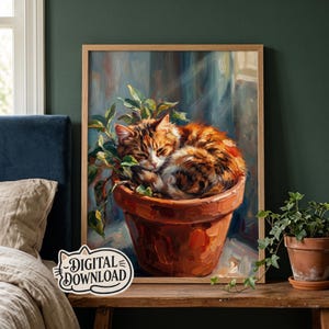 Pode incluir: Uma impressão de arte digital para download apresentando uma pintura a óleo de um gato malhado laranja e marrom fofo enrolado dentro de um vaso de terracota cercado por folhas verdes, com pinceladas visíveis e textura.