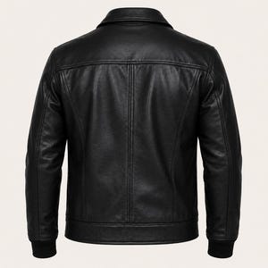 以下が含まれることがあります： クラシックなデザインの黒い革のジャケット。ジャケットは、襟付きのネックライン、フロントジッパー、リブ編みの袖口と裾が特徴です。ジャケットの背面にはヨークのディテールと垂直の縫い目があります。ジャケットは滑らかで光沢のある革で作られています。