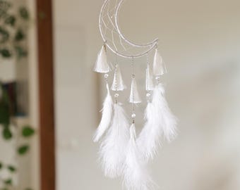 Acchiappasogni a forma di luna con piume, acchiappasogni con piume bianche, acchiappasogni a forma di luna in stile bohémien, acchiappasogni da parete a forma di mezzaluna, acchiappasogni bianco in stile bohémien