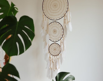 Acchiappasogni con piume beige, grande acchiappasogni boho, arazzo da parete boho, arredamento dei nativi americani, acchiappasogni all'uncinetto, acchiappasogni triplo