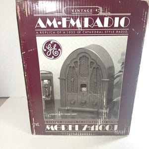 以下が含まれることがあります： GE AM-FMラジオの栗色の段ボール箱で、1932年のカテドラル型ラジオのレプリカです。箱には「VINTAGE AM-FM RADIO」「A REPLICA OF A 1932 GE CATHEDRAL STYLE RADIO」「AUTHENTIC WOOD VENEER CABINET」「MODEL 7-4100J」という文字が記載されています。