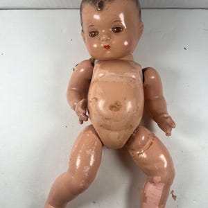 Puede incluir: Un juego de tres tazas de cerámica con acabado mate moteado. Las tazas son de color crema, gris claro y gris oscuro. Cada taza tiene un diseño simple y minimalista.