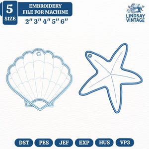 Puede incluir: Archivo de bordado para máquina con un diseño de concha y estrella de mar en azul claro. La imagen incluye el texto "EMBROIDERY FILE FOR MACHINE" y opciones de tamaño de 5.08 cm a 15.24 cm. También está presente el logotipo "LINDSAY VINTAGE".
