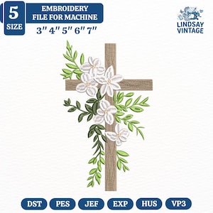 Może przedstawiać: Plik haftu maszynowego z motywem krzyża z białymi kwiatami i zielonymi liśćmi. Krzyż wykonany jest z teksturowanego brązowego materiału. Projekt dostępny w rozmiarach 7.6 cm, 10.2 cm, 12.7 cm, 15.2 cm i 17.8 cm.