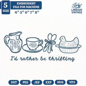 Puede incluir: Un archivo de bordado para máquina, con un dibujo lineal azul de una jarra, una taza de té, un lazo y un pollo en un plato. El texto "I'd rather be thrifting" está debajo. Tamaños disponibles: 10.16cm, 12.7cm, 15.24cm, 17.78cm, y 20.32cm.