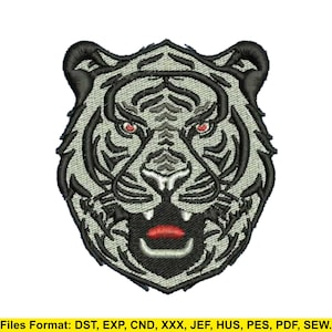 Op de afbeelding: Geborduurde tijgerkop patch met zwarte en grijze details, rode ogen en een open mond. De patch is ontworpen met een getextureerd uiterlijk, geschikt voor kleding of knutselprojecten. De afbeelding bevat tekst onderaan met bestandsformaten.