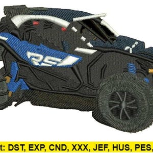 Op de afbeelding: Geborduurd ontwerp van een zwarte off-road auto met blauwe en witte accenten. Het voertuig heeft grote, getextureerde banden en de letters "RS" op de zijkant. De afbeelding bevat de tekst "Files Format: DST, EXP, CND, XXX, JEF, HUS, PES, PDF, SEW."