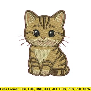 Puede incluir: Diseño bordado de un gato de dibujos animados con ojos grandes y una expresión sonriente. El gato es de color canela con rayas marrones y bigotes. El texto en la parte inferior indica los formatos de archivo disponibles.