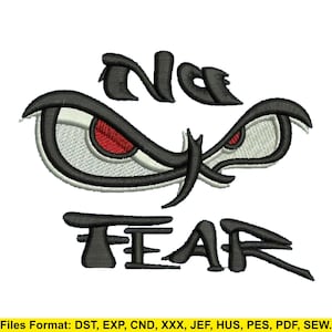 Può includere: Design ricamato con occhi neri stilizzati con accenti rossi sopra la parola "No" e la parola "FEAR" sotto. Il design è su sfondo bianco. Il testo è in grassetto e stilizzato.