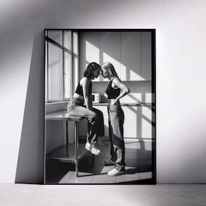 Filmiskt konsttryck med queera par | Modern svartvit väggkonst från WLW