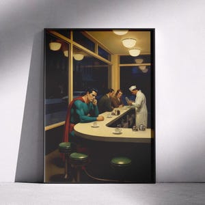 Può includere: Stampa incorniciata raffigurante Superman in una tavola calda, che ricorda "Nighthawks" di Edward Hopper. L'opera presenta Superman nel suo costume iconico, seduto a un bancone con altri clienti e un cameriere. La scena è ambientata di notte con un'illuminazione interna calda.