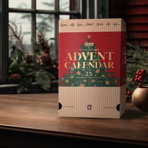 Puede incluir: Una caja de calendario de adviento rectangular de cartón con un diseño de rayas rojas y beige. El frente presenta un gráfico de pino verde, texto dorado que dice The Brew Company Coffeebrewer Advent Calendar 25 e iconos en el borde superior.