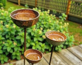 Ensemble de piquets métalliques pour récupérateur d'eau de pluie | Bols d'eau à patine rouillée pour la faune du jardin