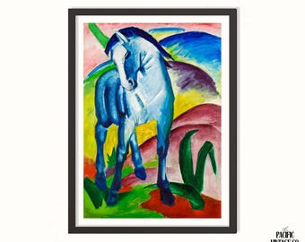 Pode incluir: Pintura abstrata em aquarela de um cavalo azul com rosto branco, em um fundo colorido de vermelho, amarelo e verde. A obra de arte é emoldurada em uma moldura preta.