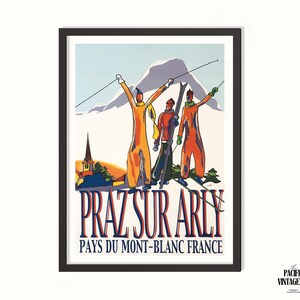 Könnte beinhalten: Vintage Reiseplakat für Praz Sur Arly, Frankreich. Das Plakat zeigt drei Skifahrer in orangefarbenen Overalls, Skiern und einem Bergpanorama. Der Text "Praz Sur Arly" und "Pays du Mont-Blanc France" ist fett dargestellt.
