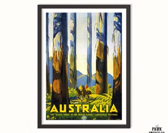 Può includere: Poster di viaggio vintage incorniciato per l'Australia. Il poster presenta una scena di foresta con alberi alti e due persone a cavallo. La parola "AUSTRALIA" è ben visibile in giallo, con il testo "THE TALLEST TREES IN THE BRITISH EMPIRE - MARYSVILLE, VICTORIA."