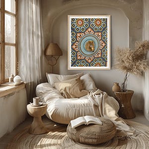 Peut inclure: Une œuvre d'art encadrée avec un motif de mosaïque détaillé dans des tons de bleu, orange et or. L'œuvre est le point central d'un espace de vie confortable aux tons neutres, complété par un coin salon, un pouf tissé et la lumière naturelle.