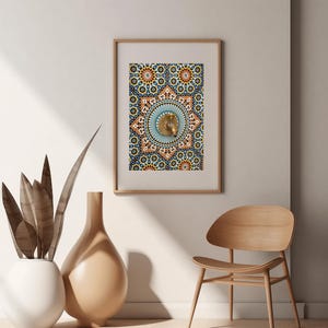 Peut inclure: Œuvre d'art encadrée présentant un motif de mosaïque détaillé dans les tons de bleu, orange et or. Le centre est un motif circulaire avec un élément doré. L'œuvre est encadrée dans un cadre en bois brun clair, ajoutant de la chaleur.