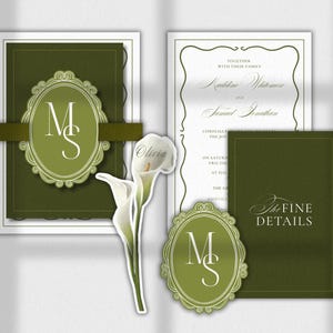 Puede incluir: Juego de invitaciones de boda verde oliva con detalles en blanco. Incluye una invitación, tarjeta de confirmación de asistencia, tarjeta de detalles y una etiqueta con monograma. Con el texto "Together with their family" y "The Fine Details".
