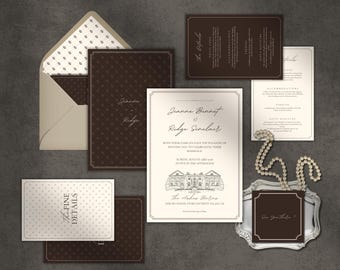 Op de afbeelding: Een trouwkaarten set met donkerbruine en crèmekleurige papieren kaarten met elegante schrijfletters. De set bevat een envelop met een patroonvoering, een hoofduitnodiging met een gebouwillustratie en detailkaarten. Een parelketting ligt ernaast.