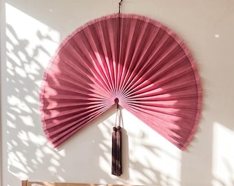 Wandventilator aus Bambus in Mauve-Rosa mit Quaste, übergroßer 152 cm großer Ventilator als Wanddekoration über dem Bett, großes Rosen-Kopfteil als Wandbild, warme Boho-Schlafzimmerdekoration