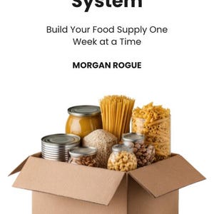 Może przedstawiać: Kartonowe pudełko wypełnione r&oacute;żnymi produktami spożywczymi, w tym konserwami, makaronem i zbożami. Obraz zatytułowany "Frugal Prepper Pantry System" zawiera tekst "Build Your Food Supply One Week at a Time" oraz nazwisko autora, Morgan Rogue.