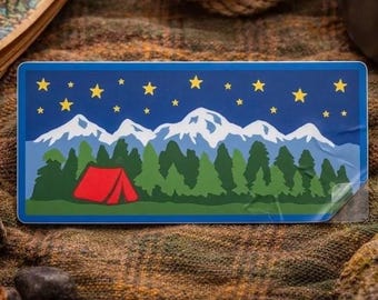 Pegatina de acampada en el bosque, montañas, árboles y estrellas, aventura de senderismo en la naturaleza.