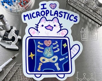 Me encantan los microplásticos. Divertida pegatina holográfica de gato: calcomanía de meme de gatito de rayos X desquiciado, vinilo impermeable sarcástico para botellas de agua.