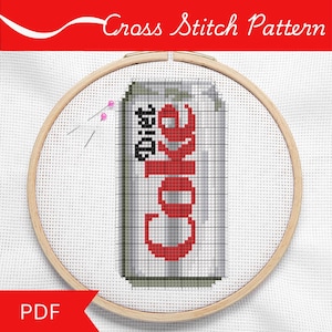 Könnte beinhalten: Kreuzstichmuster mit einem Design einer Diet Coke-Dose. Das Muster ist auf weißem Stoff in einem hölzernen Stickrahmen gestickt. Die Worte "Diet Coke" sind in Rot und Schwarz zu sehen. Der Text "Cross Stitch Pattern" steht oben und "PDF" unten.