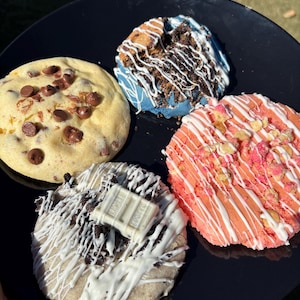 Biscoitos gourmet: Chocolate Chip, Morango Crocante, Oreo, Sabores de Bolo de Aniversário