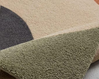 Alfombra abstracta hecha a mano con mechones, color verde salvia, beige y terracota, estilo bohemio.