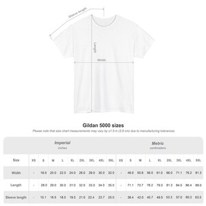 K&ouml;nnte beinhalten: Wei&szlig;es Gildan 5000 T-Shirt mit Gr&ouml;&szlig;entabelle. Die Tabelle zeigt Ma&szlig;e in Zoll und Zentimetern f&uuml;r Breite, L&auml;nge und &Auml;rmell&auml;nge, von XS bis 5XL. Die Breite reicht von 46,0 cm bis 81,3 cm.