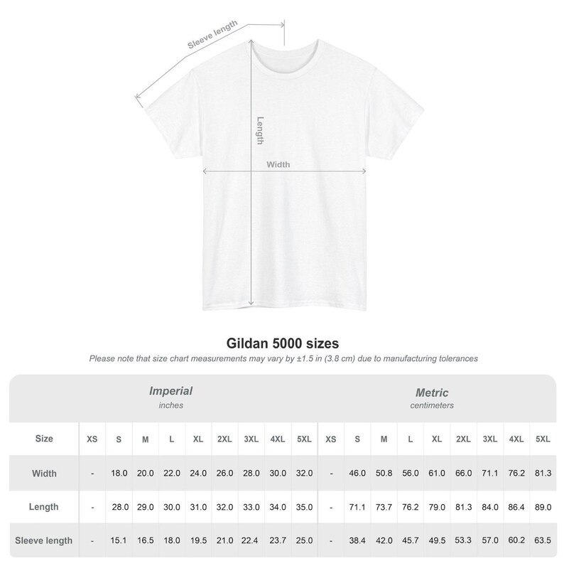 K&ouml;nnte beinhalten: Wei&szlig;es Gildan 5000 T-Shirt mit Gr&ouml;&szlig;entabelle. Die Tabelle zeigt Ma&szlig;e in Zoll und Zentimetern f&uuml;r Breite, L&auml;nge und &Auml;rmell&auml;nge, von XS bis 5XL. Die Breite reicht von 46,0 cm bis 81,3 cm.