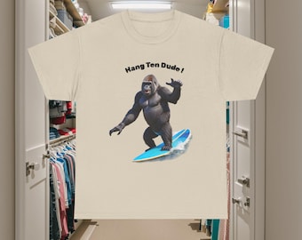 Surfender Gorilla Unisex T-Shirt | Hang Ten Dude, lustiges T-Shirt, Strand Vibes, Geschenk für Surfer, Gorilla Surfer, lustiger Affe Shirt, lustiger Affe