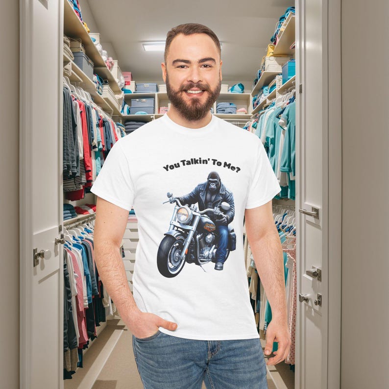K&ouml;nnte beinhalten: Wei&szlig;es T-Shirt mit dem Text "You Talkin' To Me?" &uuml;ber einer Grafik eines Gorillas auf einem Motorrad. Der Gorilla tr&auml;gt eine Lederjacke und Jeans. Das Motorrad ist schwarz und silber.