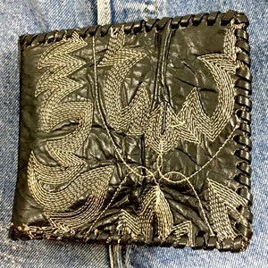 Cartera de cuero negra con forma de bota de vaquero vintage