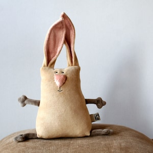 Pu&ograve; includere: Un set di tre tazze in ceramica con finitura opaca e macchiettata. Le tazze sono nei toni del crema, grigio e nero. Ogni tazza ha un design semplice e moderno, perfetto per caff&egrave; o t&egrave;.