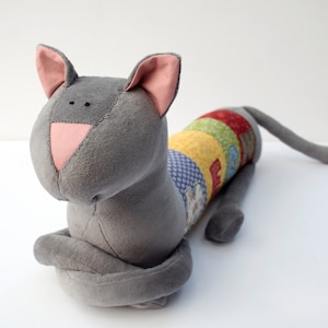 Chat minou fait main personnalisé, cadeau de baby shower personnalisable, longue peluche chaton, peluche, animal en peluche personnalisé