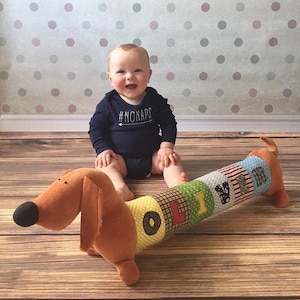 Aanpasbare teckelknuffel – handgemaakt naambabycadeau, kinderkamerdecoratie