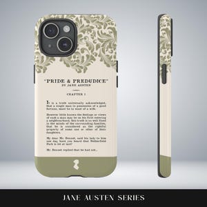 以下が含まれることがあります： ジェーン・オースティンの「PRIDE & PREJUDICE」のテキストが特徴の携帯電話ケース。ケースはクリーム色の背景に、上部にフローラルデザイン、ベースに緑色を使用。小説からのテキストがケースに印刷されています。