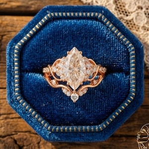 Puede incluir: Un juego de tres botes de cerámica con tapas. Los botes son blancos con un estampado floral azul. El bote más grande mide 20 cm de alto, el mediano 15 cm y el más pequeño 10 cm.