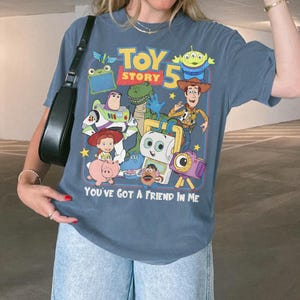 Maglietta Toy Story 5, Maglietta Disney Pixar Friends, Maglietta "You've Got A Friend In Me", Maglietta Woody Buzz Lightyear, Regalo per la famiglia a tema cartoni animati, Abbigliamento coordinato immagine 4